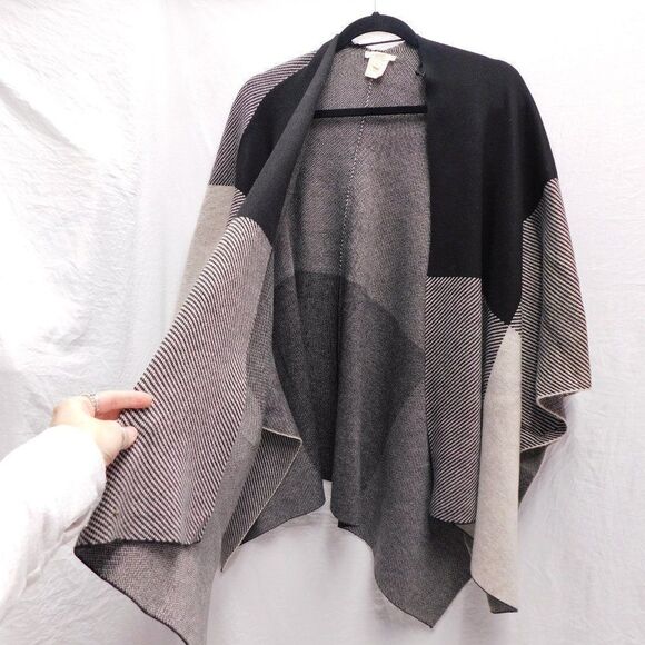MYSTREE One Size Fits All B&W Color Block Sweater Cape NEW - Picture 2 of 3